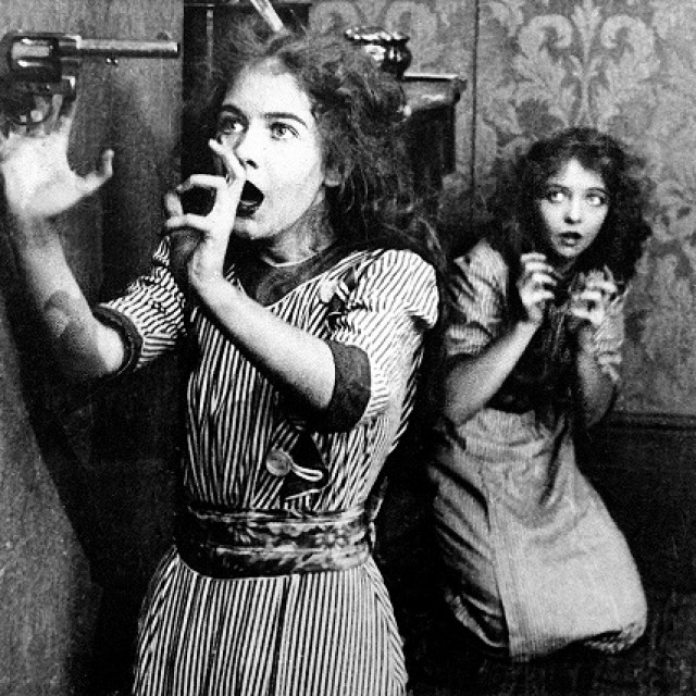 Sestre Dorothy i Lillian Gish, zvijezde nijemog filma, u “An Unseen Enemy” iz 1912.