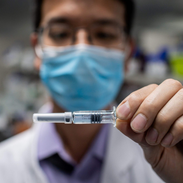 Na slici: probno cjepivo koje se testira u laboratoriju u Pekingu