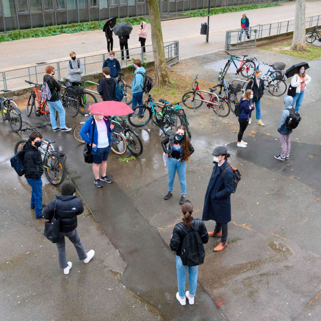 Učenici gimnazije Friedrich-Schiller u Ludwigsburgu tijekom velikog odmora drže distancu