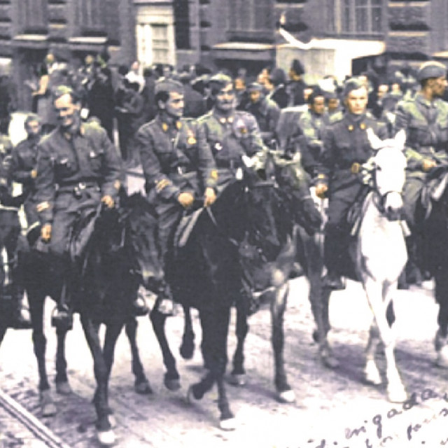 Štab Udarne brigade “Braća Radić” na čelu Desetog korpusa ulazi u Zagreb, 9. svibnja 1945. godine. Na bijelom je konju Josip Skupnjak Vlado