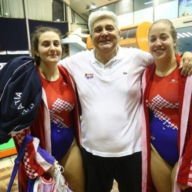 Dragan Matutinović s vaterpolisticama