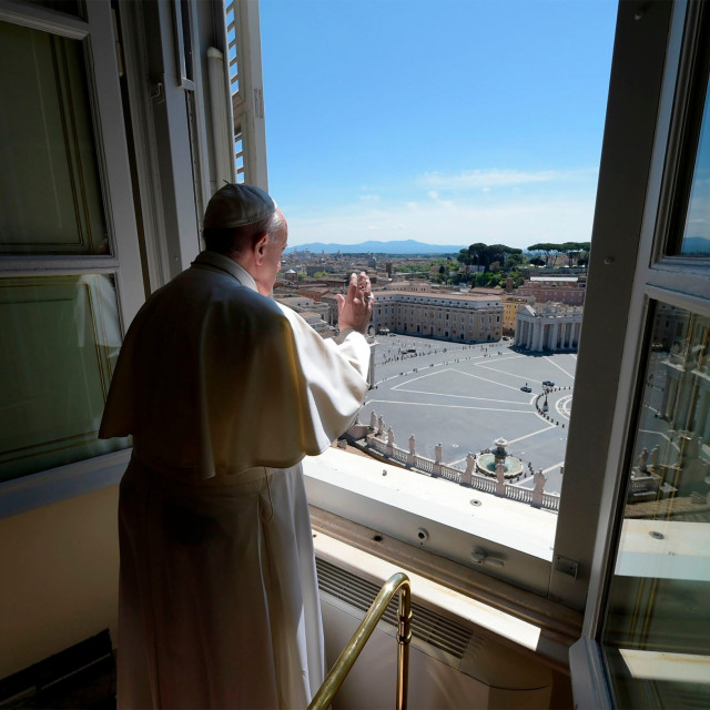 Papa Franjo blagoslivlja prazan Trg Sv. Petra iz svoje biblioteke