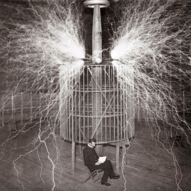 Nikola Tesla u svom laboratoriju u Colorado Springsu