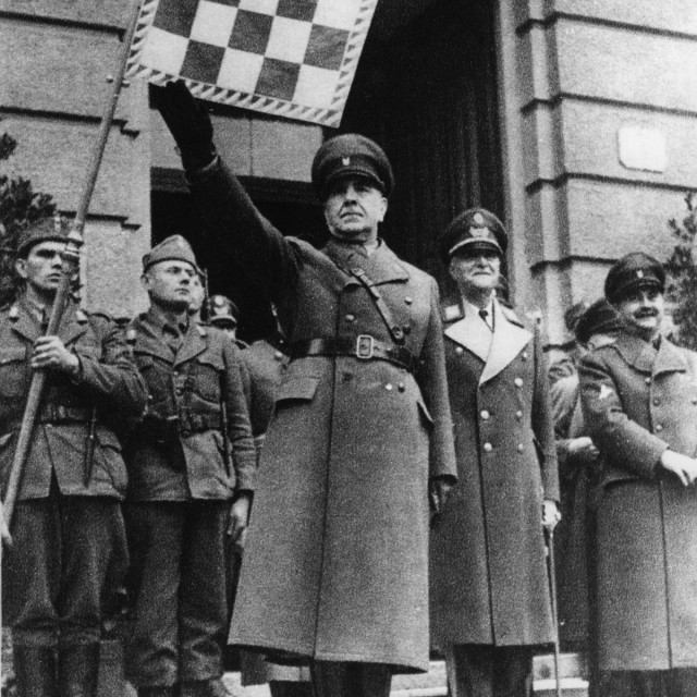 Ante Pavelić na paradi u Karlovcu, 1941. 