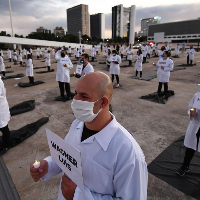 medicinsko osoblje u Brazilu odaje počast kolegama preminulima od koronavirusa