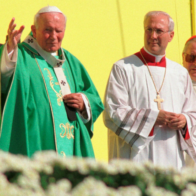 Ivan Pavao II. tijekom mise na splitskom Žnjanu 1998. godine 