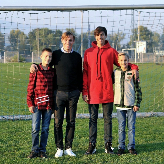 Dario Šimić sa svoja tri sina (Roko je slavnom tati s desne strane)
 