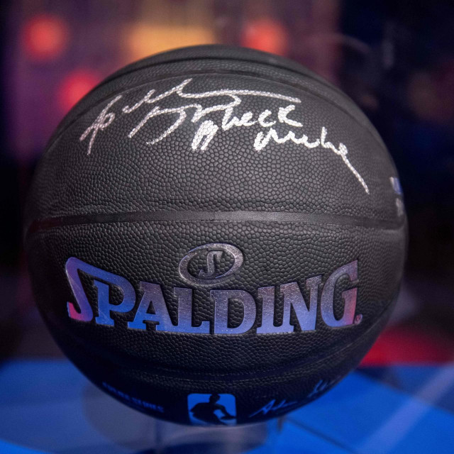 Košarkaška lopta s Bryantovim potpisom