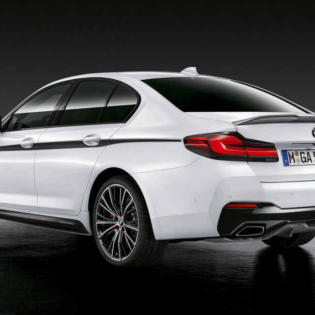 2021-BMW-5-Series-Sedan-Touring-01