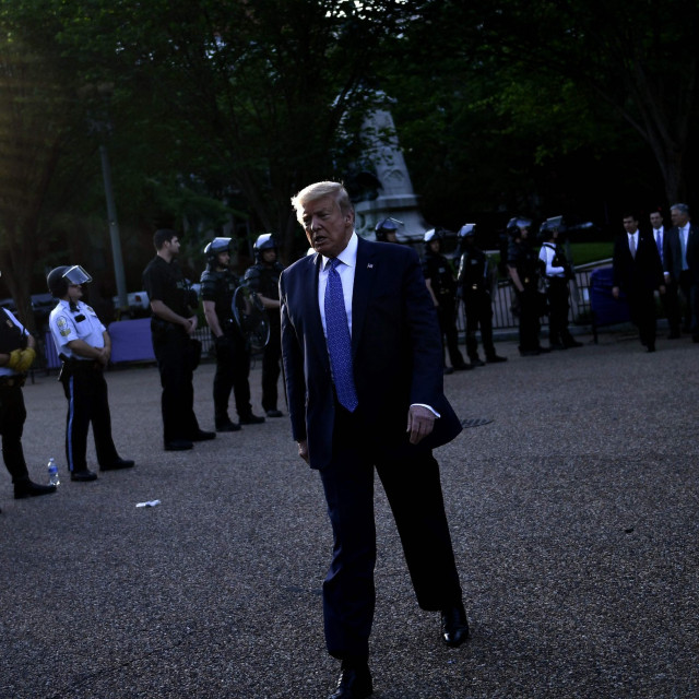 Donalda Trumpa čuva kordon policajaca da ode do crkve preko puta Bijele kuće 