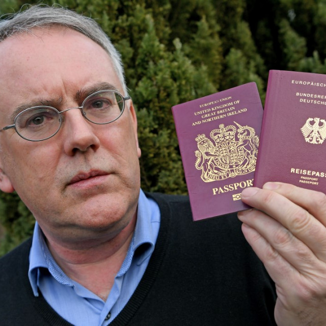 Britanska i njemačka putovnica / Arhiva