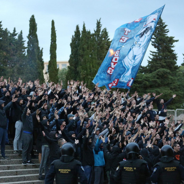 Torcida se okupila ispod sjeverne tribine izvan stadiona.<br />