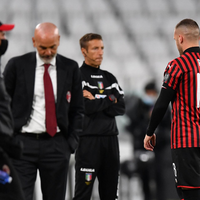 Ante Rebić napušta travnjak nakon isključenja