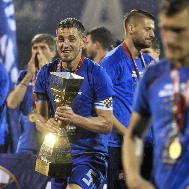 Arijan Ademi na fotografiji slavi jedan od naslova prvaka s Dinamom