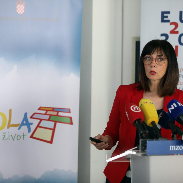 Zagreb, 030620.<br />
Ministarstvo znanosti i obrazovanja<br />
U Ministarstvu znanosti i obrazovanja odrzana je konferencija za novinare o pripremama za sljedecu skolsku godinu s osvrtom na kurikularnu reformu. Predstavljen je hodogram aktivnosti reformskih razreda novi udzbenicii, novi tableti za ucenike, racunala za nastavnike. Konferenciju je odrzala ministrica znanosti i obrazovanja Blazenka Divjak.<br />
a fotografiji: Blazenka Divjak.<br />