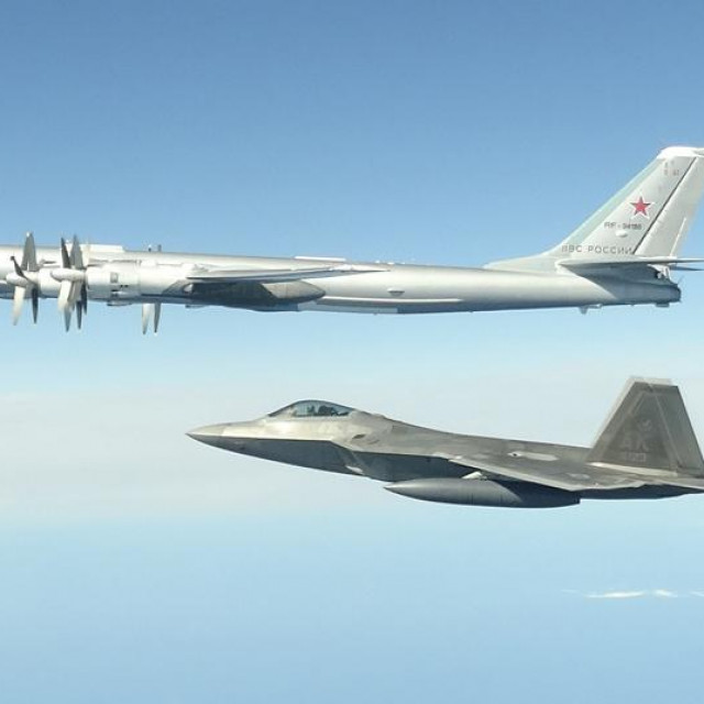F-22 Raptor i Tupoljev Tu-95