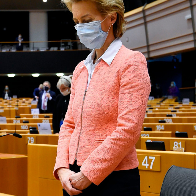 Predsjednica Europske komisije Ursula von der Leyen održala je minutu šutnje na početku ovotjedne plenarne sjednice Parlamenta u Bruxellesu u čast ubijenog Afroamerikanca Georgea Floyda