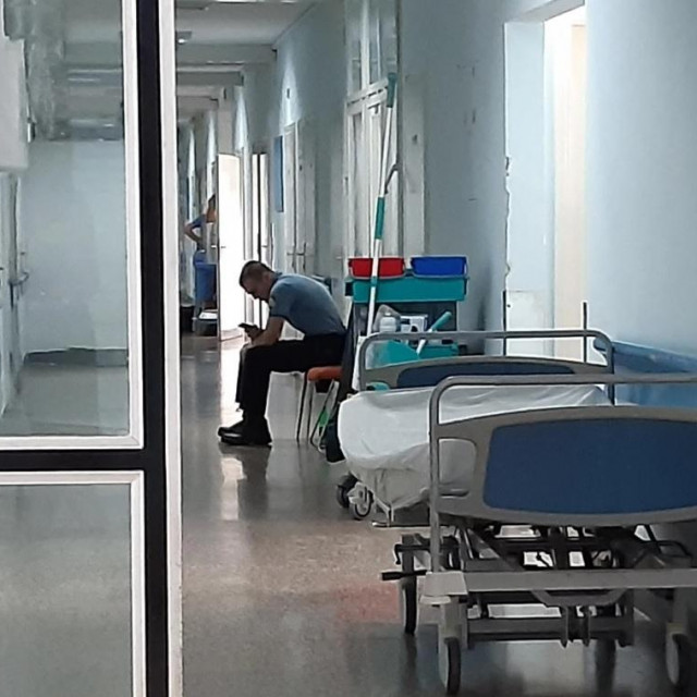 Jozu Čabraju jedan policajac čuva ispred vrata bolničke sobe, dok je drugi na balkonu