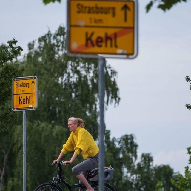 Biciklistica vozi na ruti između Strasbourga u Francuskoj i Kehla u Njemačkoj