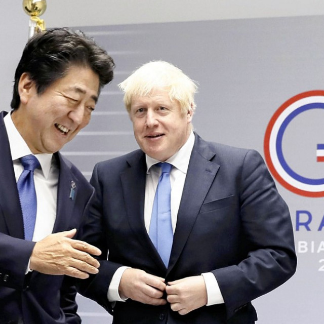 Na slici: japanski premijer Shinzo Abe i njegov britanski kolega Boris Johnson tijekom sastanaka zemalja G7 u Biarritzu, 26. kolovoz, 2019.