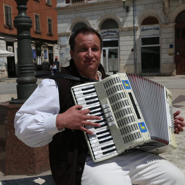 Harmonikaš Denis Jadrejčić