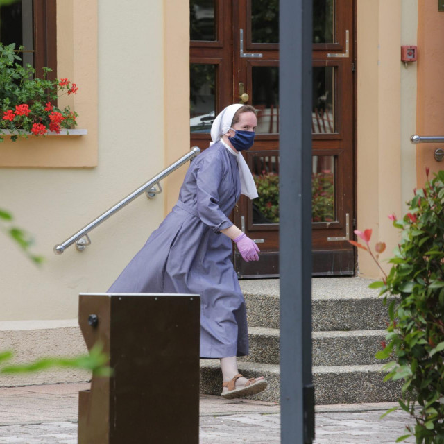 Časna sestra sa zaštitnim maskama iz samostana Milosrdnih sestara svetog Križa
