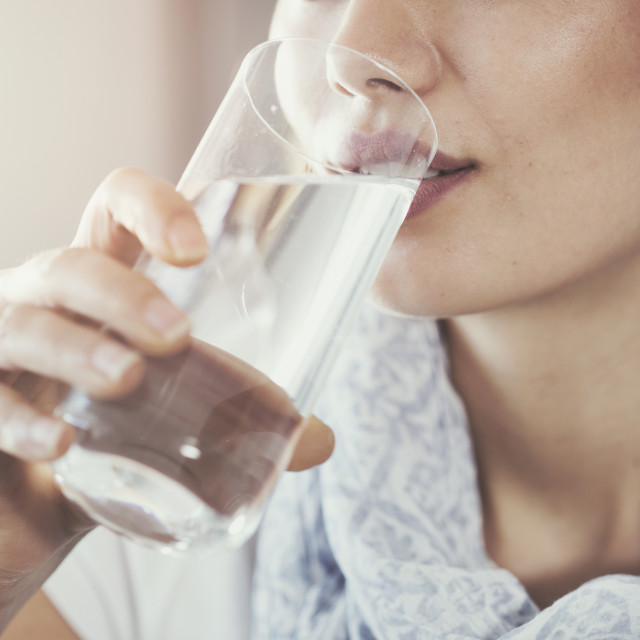 Grčevi u mišićima ili povišena tjelesna temperatura također su znakovi koje vam tijelo šalje ako ne pijete dovoljno vode