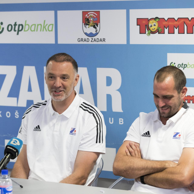 Zadar,260620<br />
U press dvorani SC Visnjik odrzana je press konferencija na kojoj je predstavljen novi trener KK Zadra Veljko Mrsic i njegov pomocnik Ivan Perincic.<br />
Na fotografiji: trener Veljko Mrsic i sportski direktor Branimir Longin.<br />