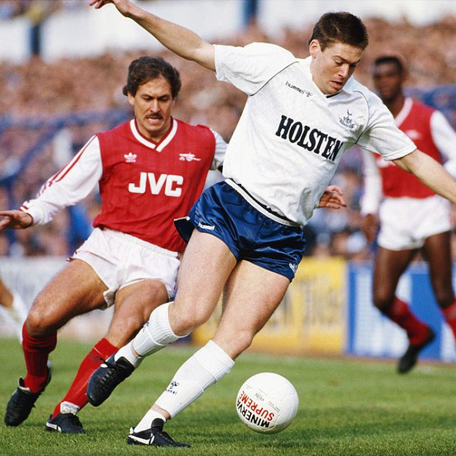 Chris Waddle (Tottenham) i Kenny Sansom u londonskom derbiju iz 1987. godine