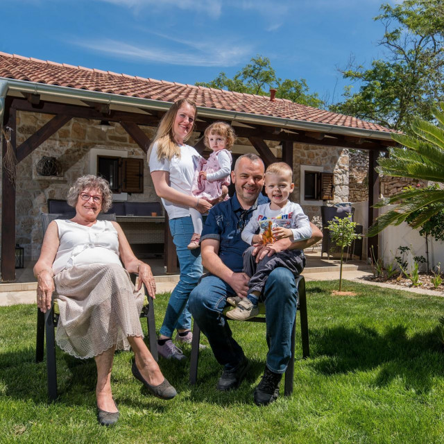 Vesela obitelj. Mladi bračni par Monika i Igor sa svojom djecom i Monikina majka