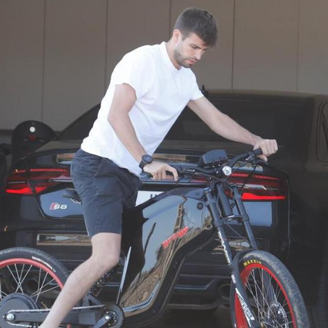 Gerard Pique vozi električni bicikl koji proizvodi hrvatska tvrtka Rimac