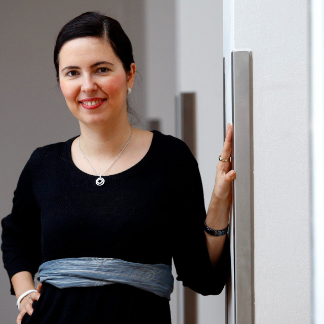 Ariana Vela, stručnjakinja za EU fondove, strateško planiranje i javnu nabavu, vlasnica konzultantske tvrtke AVELANT d.o.o. i predsjednica Upravnog vijeća Učilišta EU PROJEKTI – Ustanove za obrazovanje odraslih.