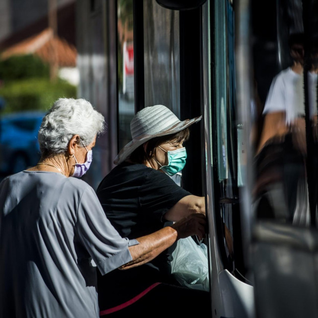 Šibenčani s maskama ulaze u vozilo javnog prijevoza