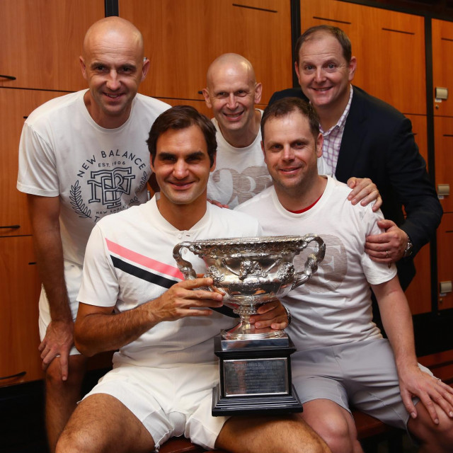 Roger Federer nakon briljantnog finala protiv Rafaela Nadala u Melbourneu 2018. godine sa svojom ”momčadi”