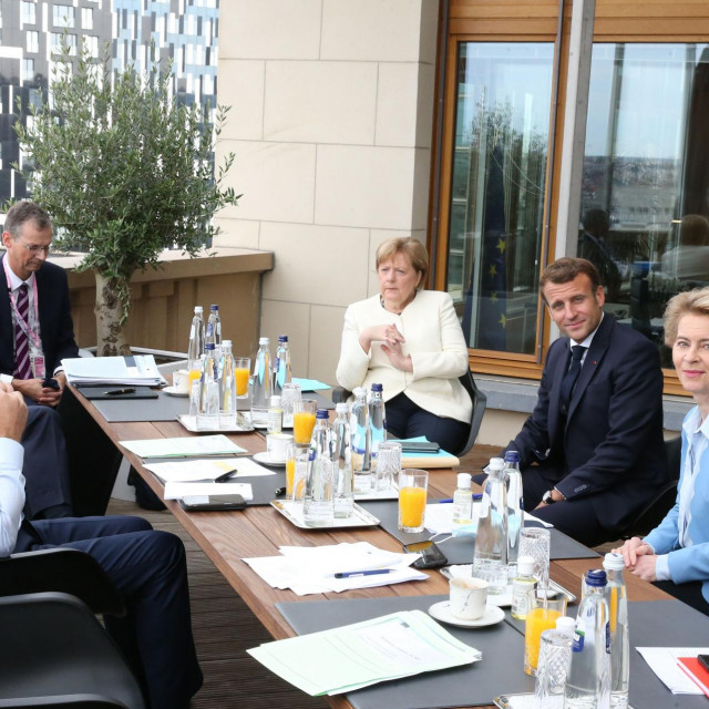 President of the European Council Charles Michel (L), Germany's Chancellor Angela Merkel (C), France's President Emmanuel Macron (”nd R) and President of the European Commission Ursula von der Leyen pose during a bilateral meeting at the EU summit on a coronavirus recovery package at the European Council building in Brussels on July 19, 2020 - An acrimonious EU summit headed into a third day as leaders remained deadlocked over a huge post-coronavirus economic recovery plan, unable to overcome fierce resistance from the Netherlands and its ”frugal” allies. (Photo by François WALSCHAERTS/POOL/AFP)