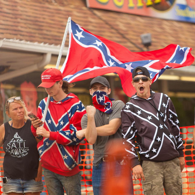 Prosvjednici sa zastavom Konfederacije