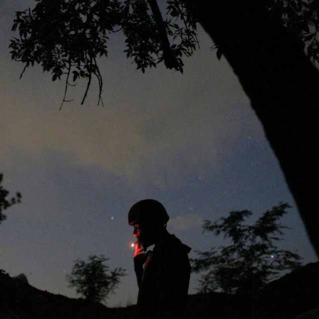 Ukrajinski vojnik pali cigaretu na fronti nedaleko od Gorlivke u Donjecku