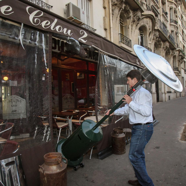 Instaliranje grijalice za terasu u baru u Parizu