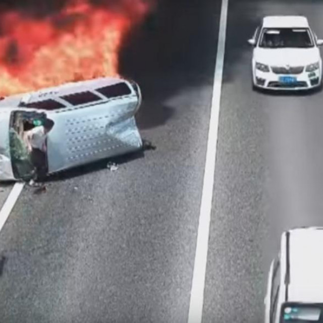 Kombi u plamenu