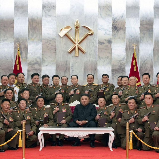 Kim Jong Un i generali