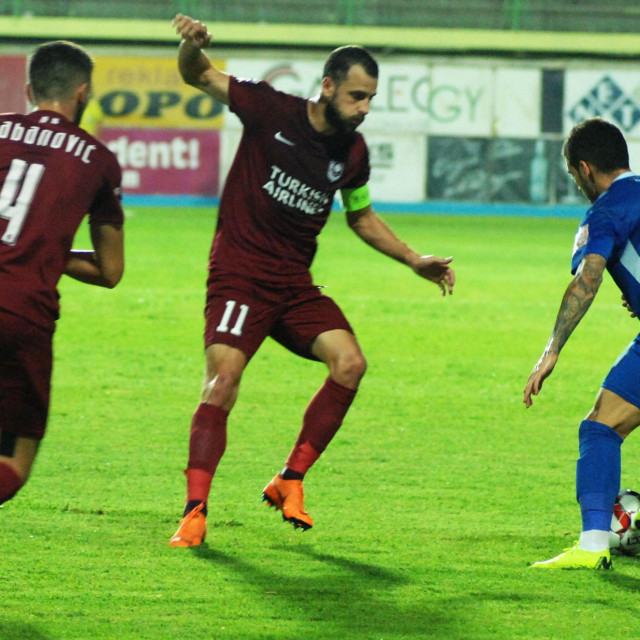 Siroki Brijeg, 28.8.2019. Siroki Brijeg - Sarajevo (0:0) Toni Jovic proba proci Halila Sabanovica i Krstu Velkoskog Snimio: Miljenko Karacic