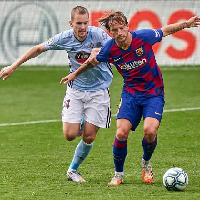Filip Bradarić u duelu s Ivanom Rakitićem
