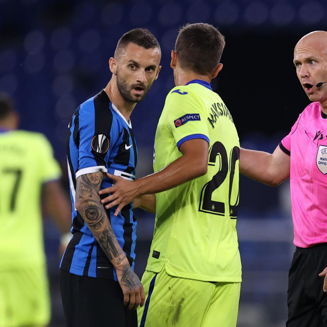 Engleski sudac Anthony Taylor u razgovoru s Marcelom Brozovićem i Getafeovim Nemanjom Maksimovićem
