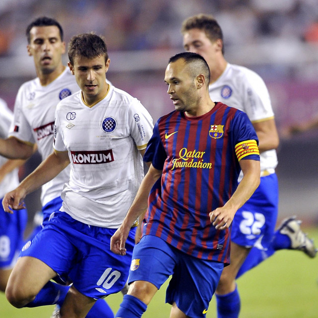 Dinko Trebotić u društvu Andresa Inieste na prijateljskoj utakmici Hajduka i Barcelone