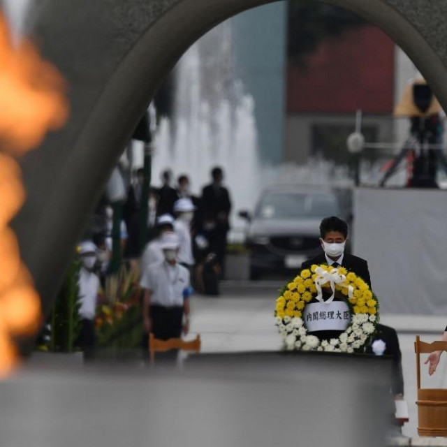 Japanski premijer Shinzo Abe polaže vijenac na u Memorijalnom parku mira, 6.8.2020.