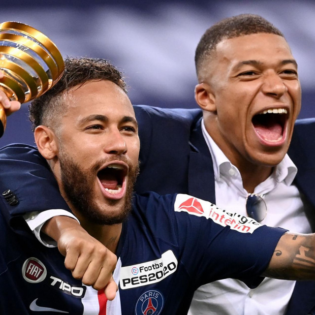 TOPSHOT - Paris Saint-Germain's French forward Kylian Mbappe (R) and Paris Saint-Germain's Brazilian forward Neymar celebrate their victory at the end of the French League Cup final football match between Paris Saint-Germain vs Olympique Lyonnais at the Stade de France in Saint-Denis on July 31, 2020. (Photo by FRANCK FIFE/AFP)