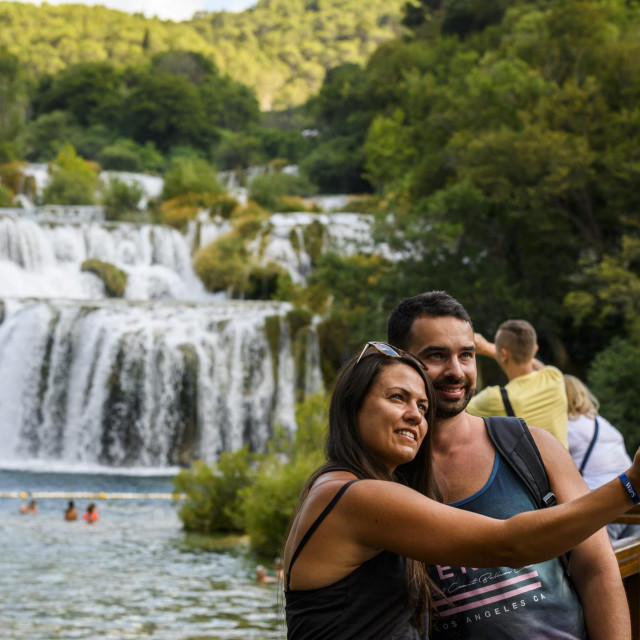 Turisti na rijeci Krki