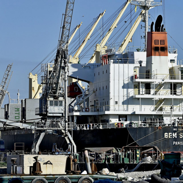 Prednost Sjeverne luke u odnosu na zamišljeni naftni terminal sastoji se u već postojećem privezu za prijam tankera maksimalnog kapaciteta 40 tisuća tona