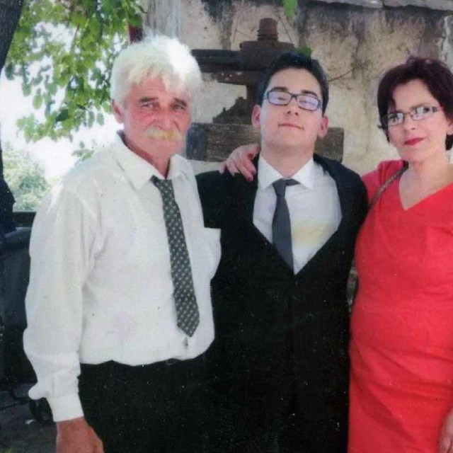Kristian za života, s majkom Kristinom i ocem Stipanom Vukasovićem