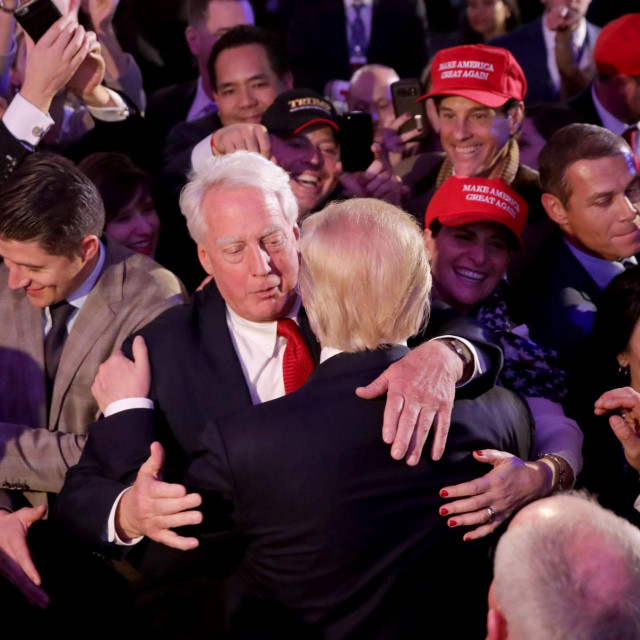 Donald i Robert Trump u zagrljaju